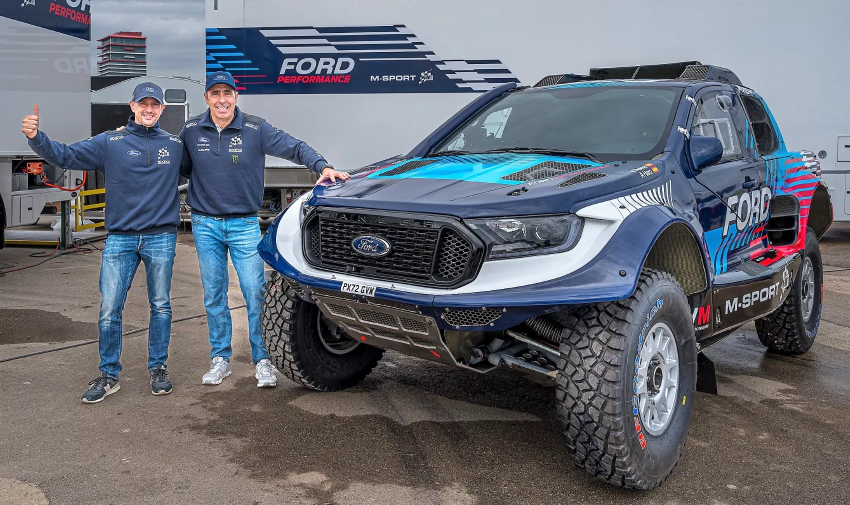 Nani Roma y Álex Haro, junto al Ford Ranger del Dakar / FORD