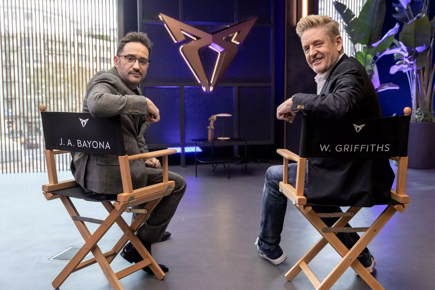 Bayona y Griffiths tras presentar el acuerdo del director y Cupra