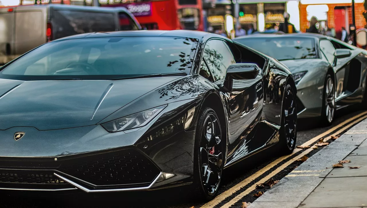 Dos Lamborghini Huracan aparcados en la calle / PIXABAY