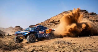 Laia Sanz pilota el coche de Astara Team en el Dakar