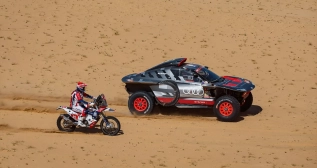 El Audi de Carlos Sainz junto a una moto en el Dakar / DPPI / EUROPA PRESS El Audi de Carlos Sainz junto a una moto en el Dakar / DPPI / EUROPA PRESS