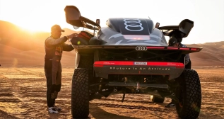 Carlos Sainz junto al Audi RS Q e-tron en el Dakar / FLORENT GOODEN / EUROPA PRESS