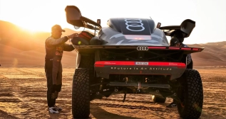 Carlos Sainz junto al Audi RS Q e-tron en el Dakar / FLORENT GOODEN / EUROPA PRESS Carlos Sainz junto al Audi RS Q e-tron en el Dakar / FLORENT GOODEN / EUROPA PRESS