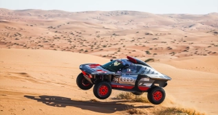 Carlos Sainz con el Audi RS Q e-tron electrificado en el Dakar / ANTONIN VINCENT / EUROPA PRESS