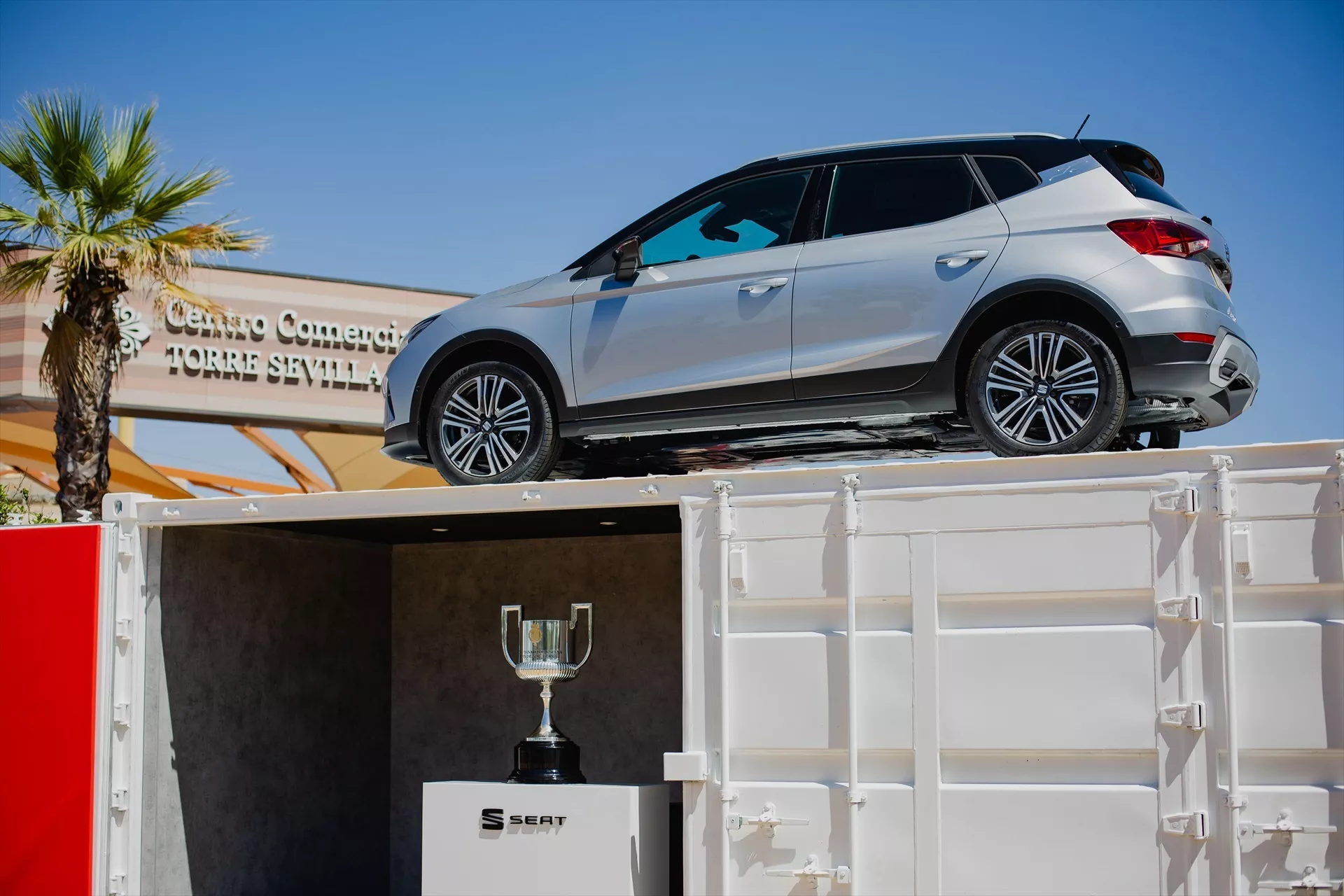 Un Seat Arona junto a la Copa del Rey