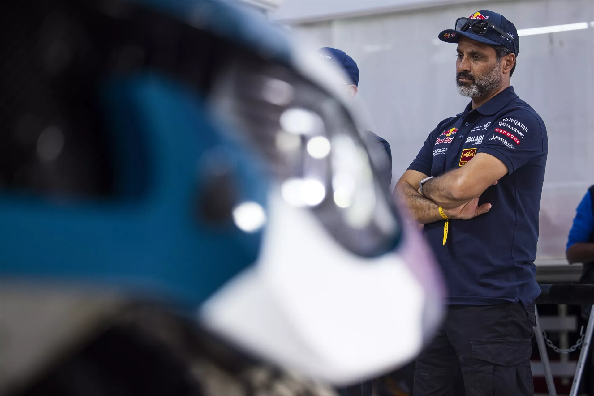 Nasser Al-Attiyah junto a su coche poco antes de dejar el Dakar / JULIEN DELFOSSE / EUROPA PRESS Nasser Al-Attiyah junto a su coche poco antes de dejar el Dakar / JULIEN DELFOSSE / EUROPA PRESS