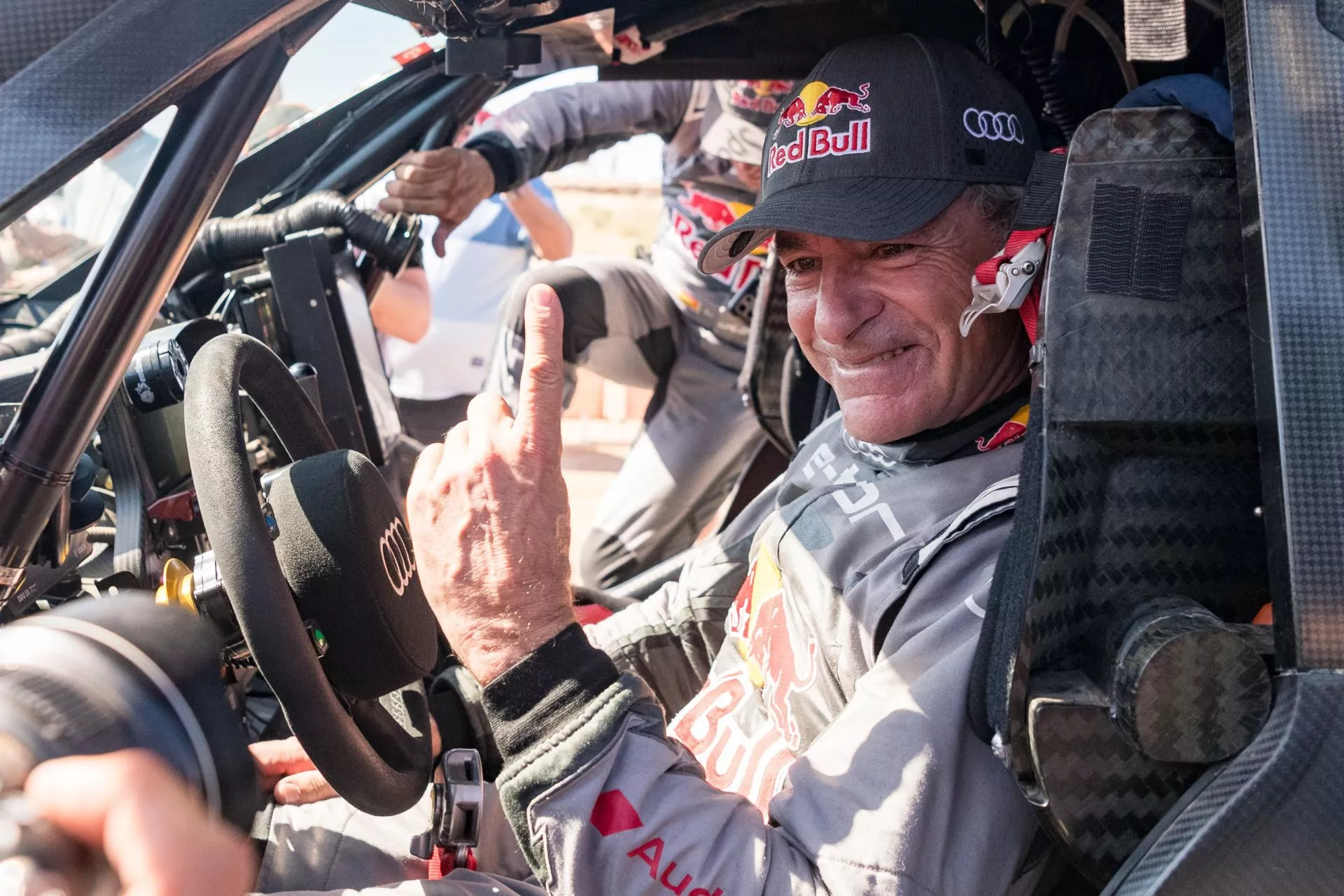 Carlos Sainz tras ganar el Dakar 2024 / AARON WISHART / EFE