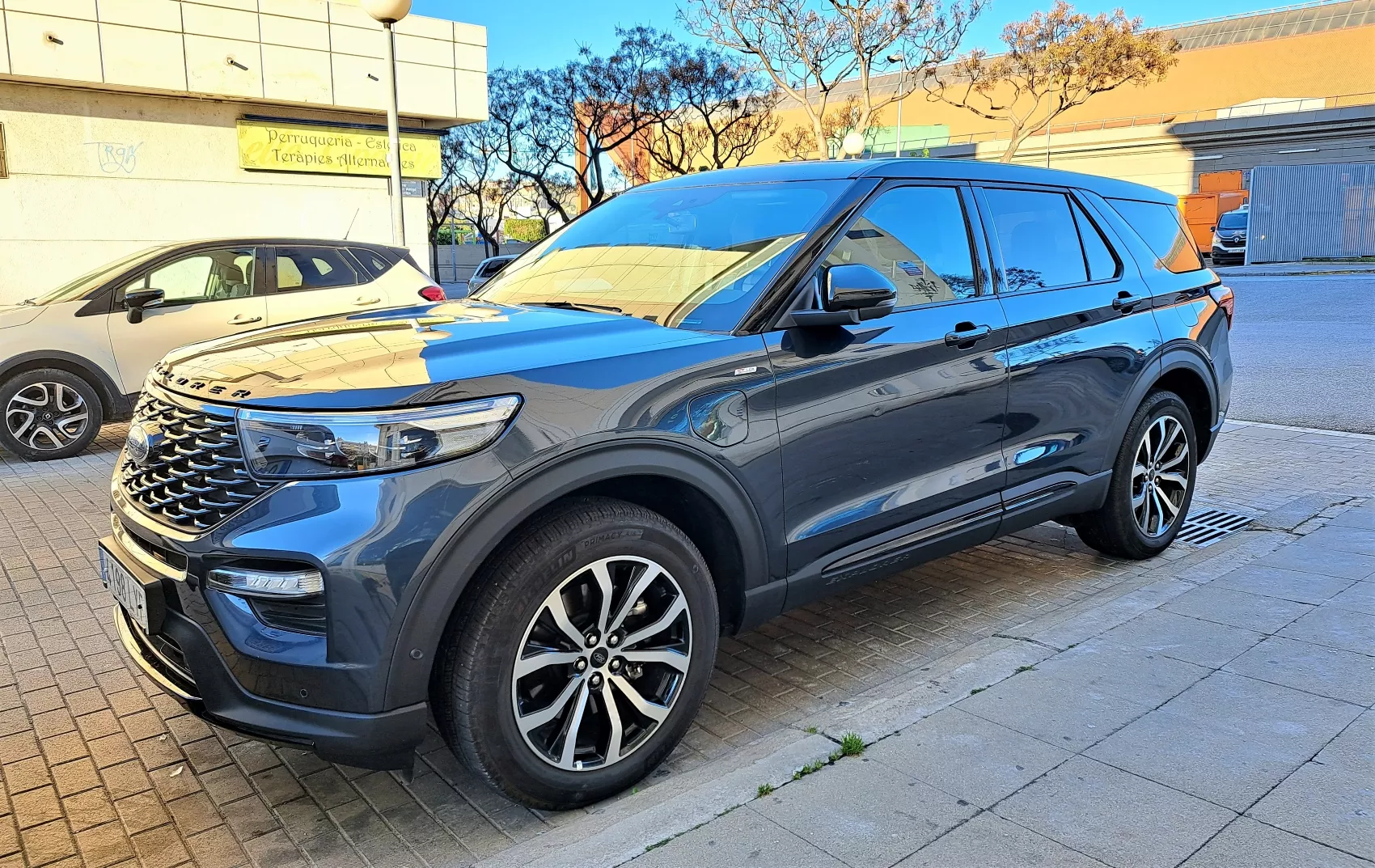 Un Ford Explorer aparcado en la calle / T.F.