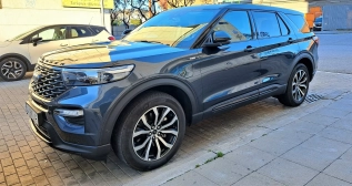 Un Ford Explorer aparcado en la calle / T.F. Un Ford Explorer aparcado en la calle / T.F.