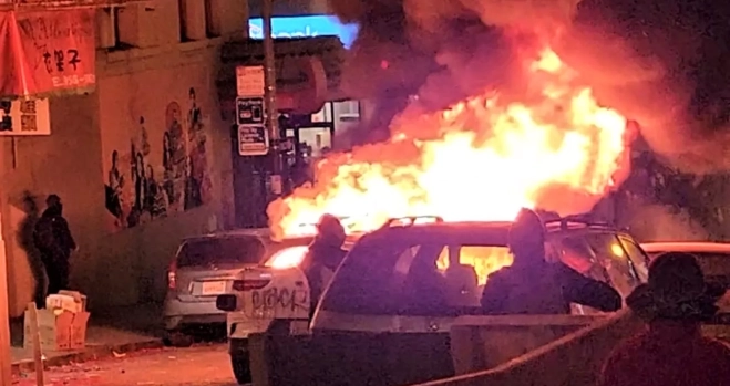 Un taxi autónomo, incendiado en San Francisco
