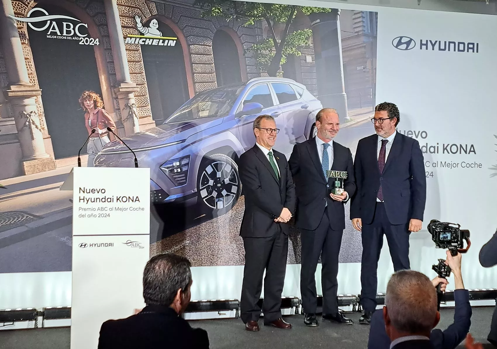 Leopoldo Satrústegui recibe el premio al Hyundai Kona / T.F.