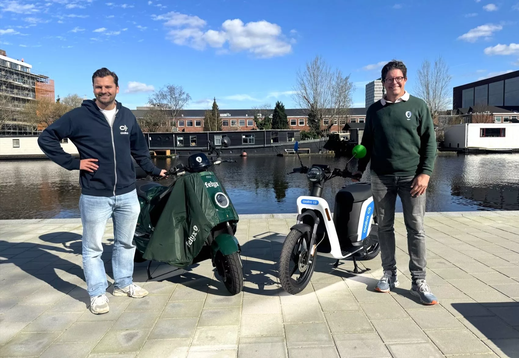 Timo Buestefisch (Cooltra, derecha) con Daan Becker (Felyx)