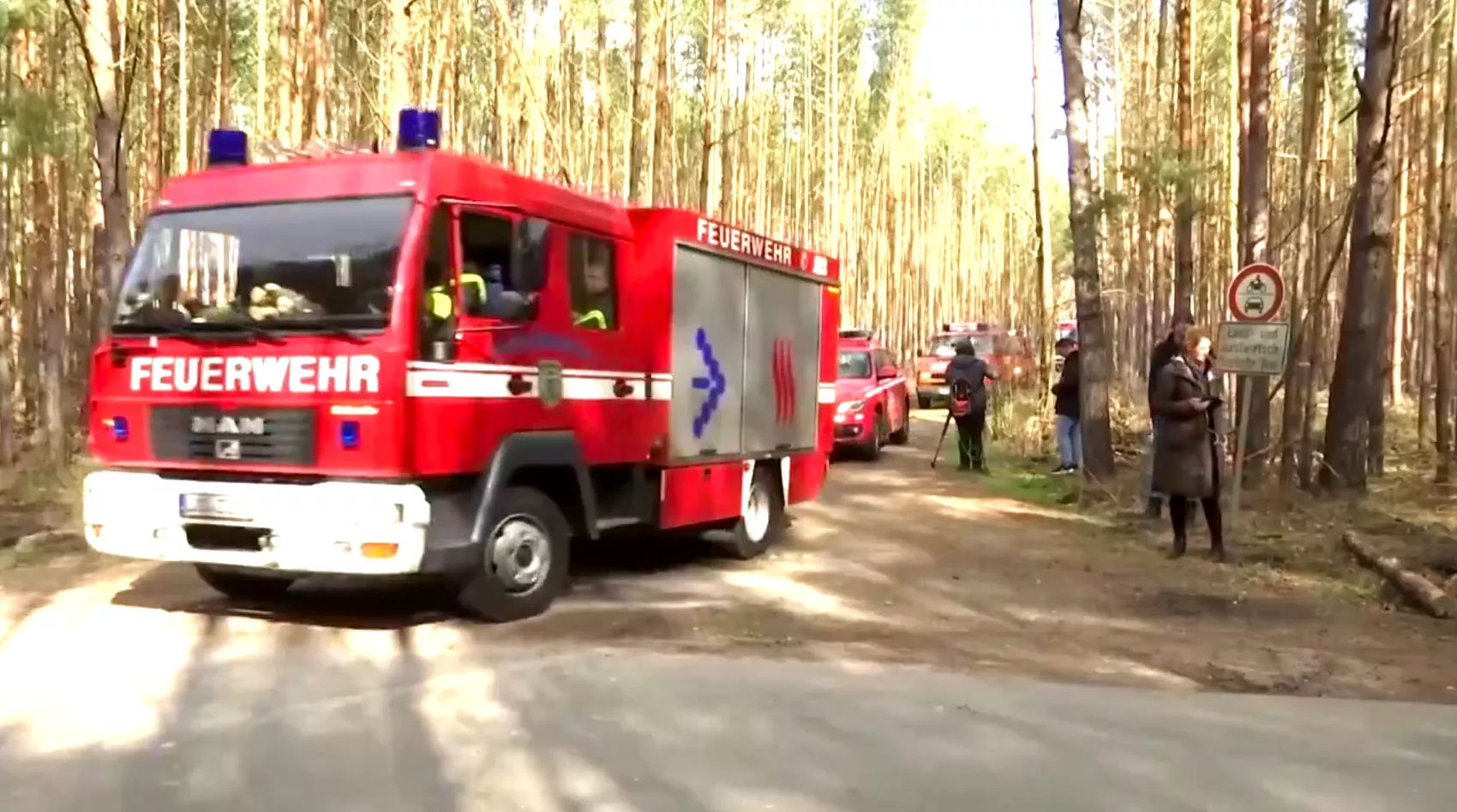 Bomberos junto a la fábrica de Tesla de Berlín / VIDEO REUTERS