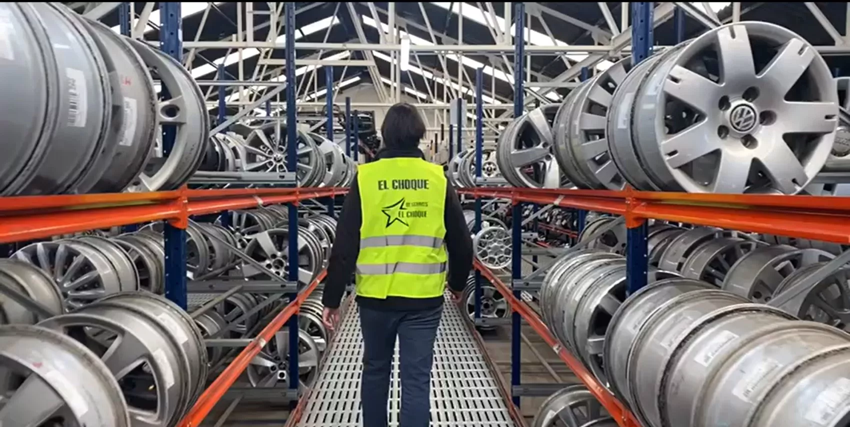 Empleado junto a piezas de recambio en un desguace / A.M.