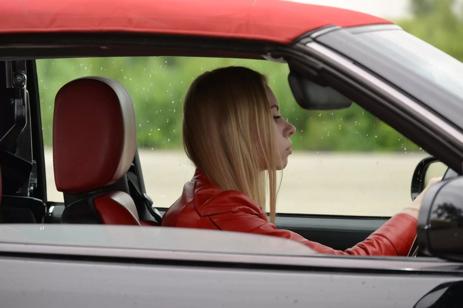 Una mujer conduciendo un coche / PIXABAY Una mujer conduciendo un coche / PIXABAY