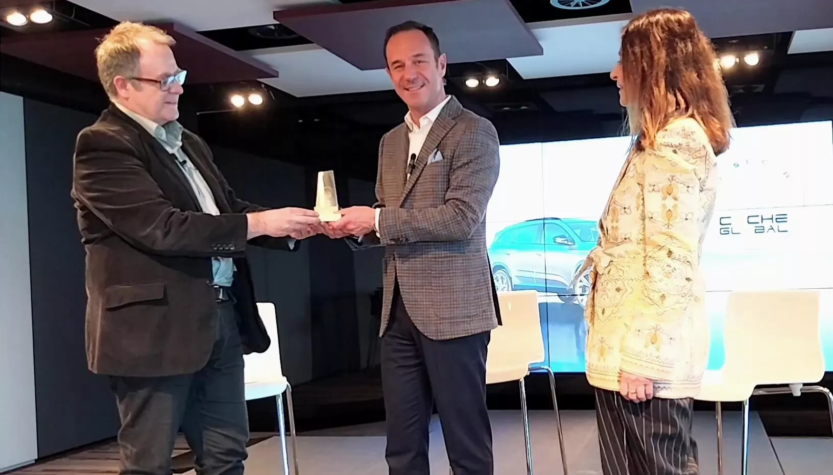 Sebastien Guigues recoge el premio Best Car Coche Global al Renault Espace