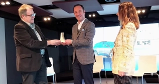 Sebastien Guigues recoge el premio Best Car Coche Global al Renault Espace