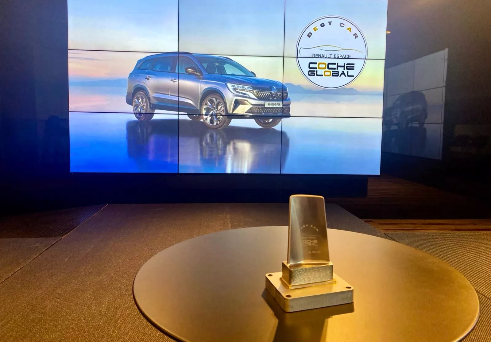 El trofeo del Premio Best Car Coche Global junto al ganador, el Renault Espace
