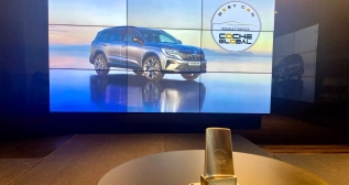 El trofeo del Premio Best Car Coche Global junto al ganador, el Renault Espace