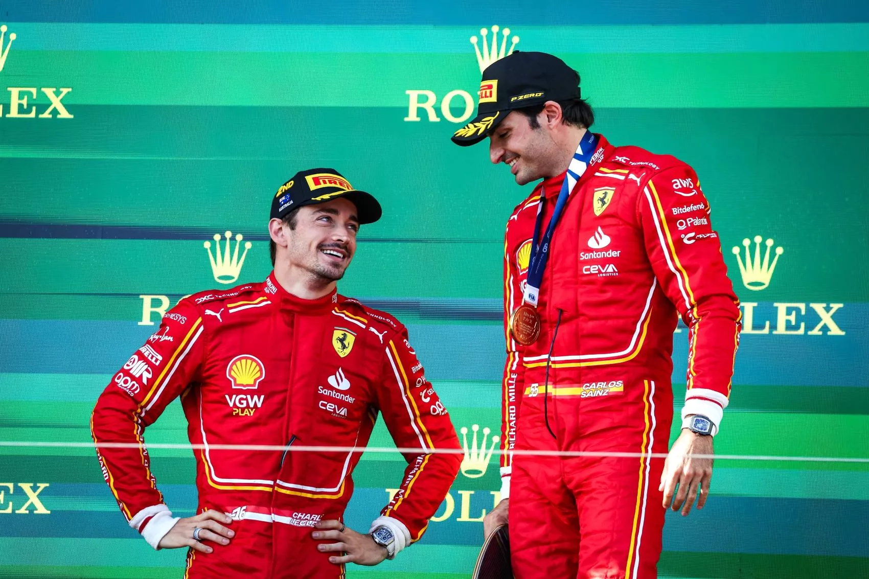 Carlos Sainz celebra su triunfo con Charles Leclerc / FERRARI