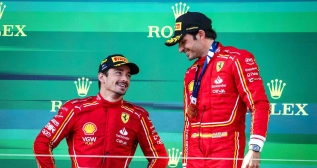 Carlos Sainz celebra su triunfo con Charles Leclerc / FERRARI