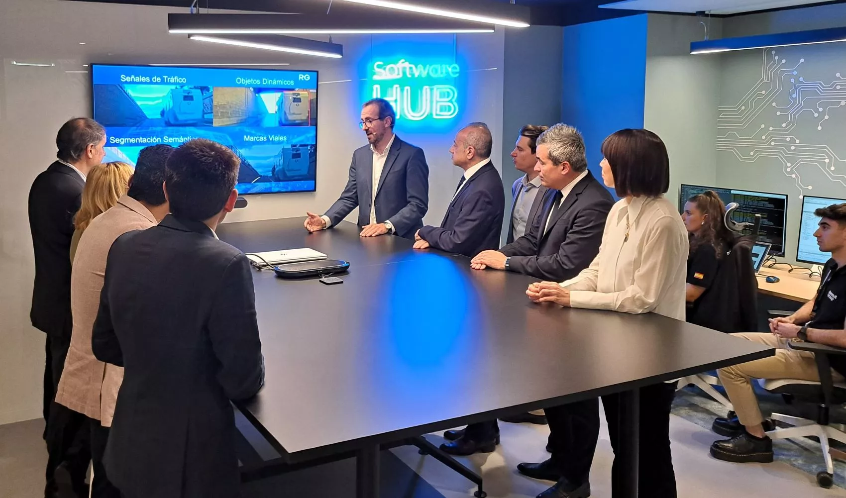 Vicente Milanés explica el Software Hub de Renault / T.F.