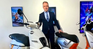 Eric Apode con dos modelos de Peugeot Motorcycles / A.M. Eric Apode con dos modelos de Peugeot Motorcycles / A.M.