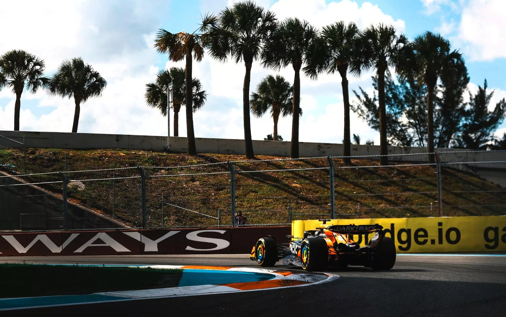 Coche de McLaren en el circuito de F1 de Miami / MCLAREN