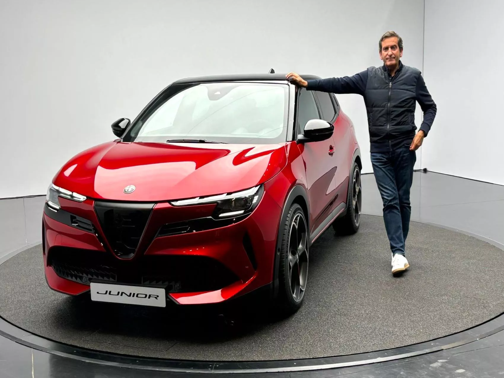 Alejandro Mesonero Romanos con el nuevo Alfa Romeo Junior / A.M.