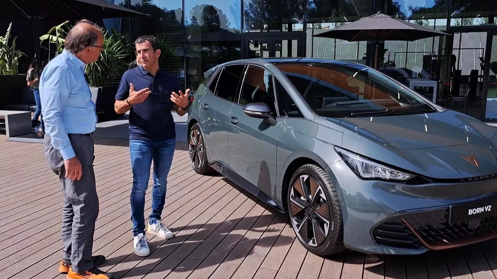 Jordi Gené y Josep Viaplana junto al Cupra Born VZ / T.F.