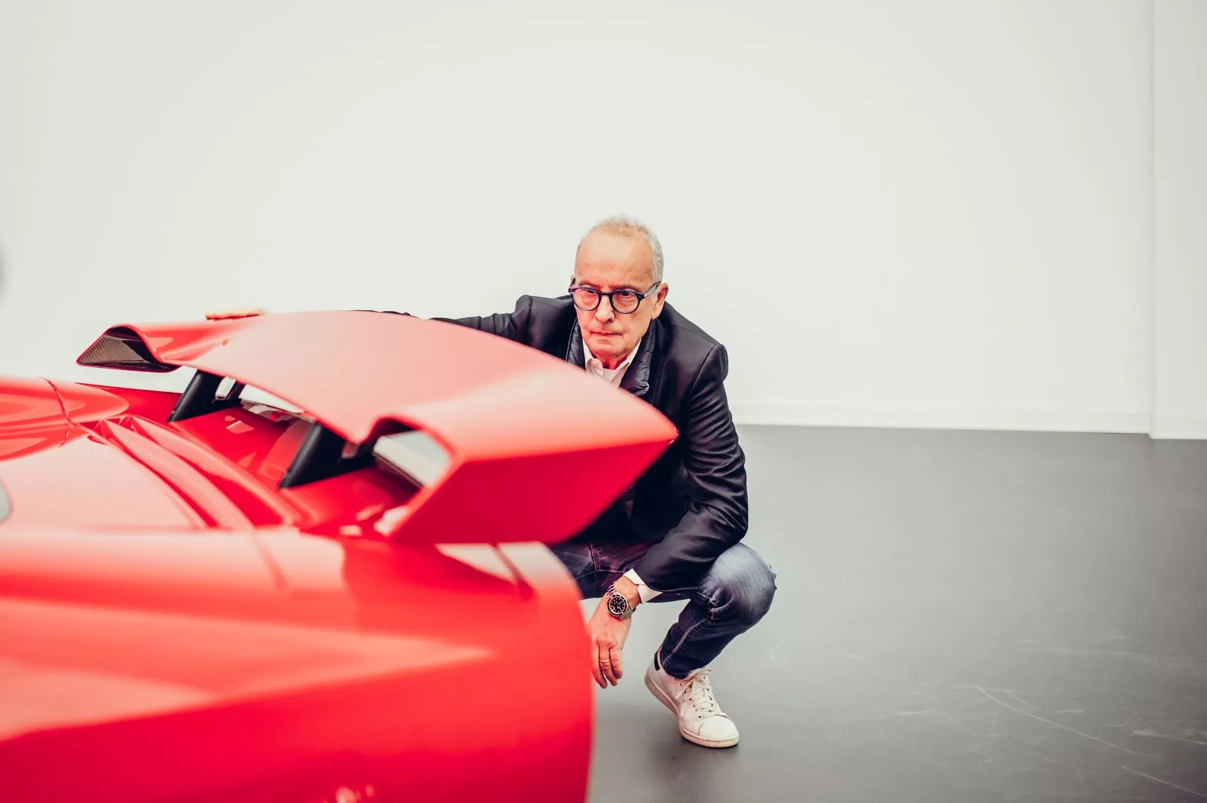 Walter de Silva observa el diseño de uno de sus coches