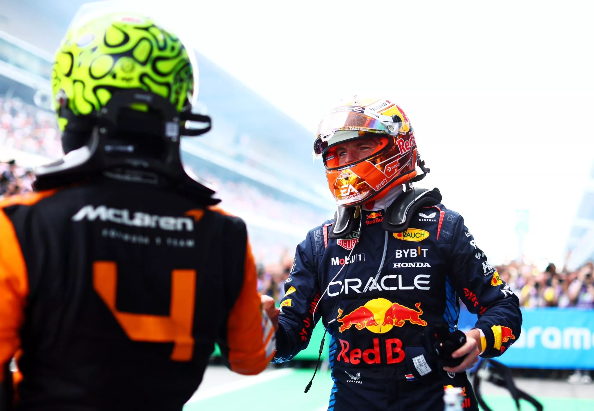 Max Verstappen saluda a Lando Norris / X RED BULL