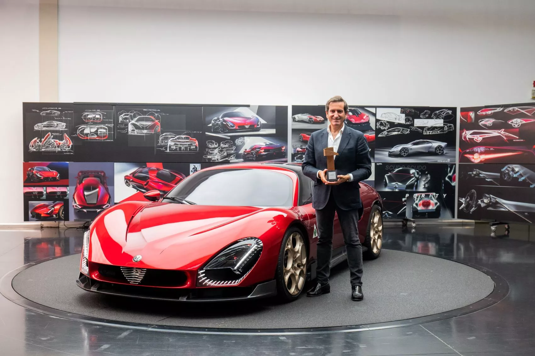 Alejandro Mesonero con el Premio Abrazote de Manolo
