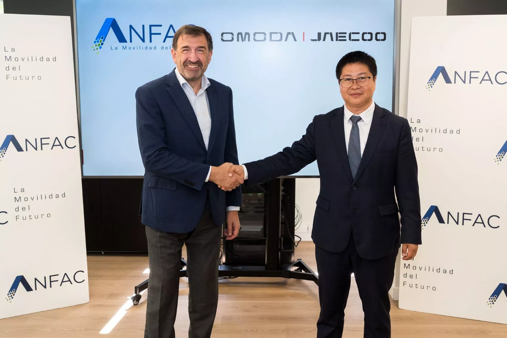 José López Tafall (Anfac) y Darren Tu (Chery) José López Tafall (Anfac) y Darren Tu (Chery)