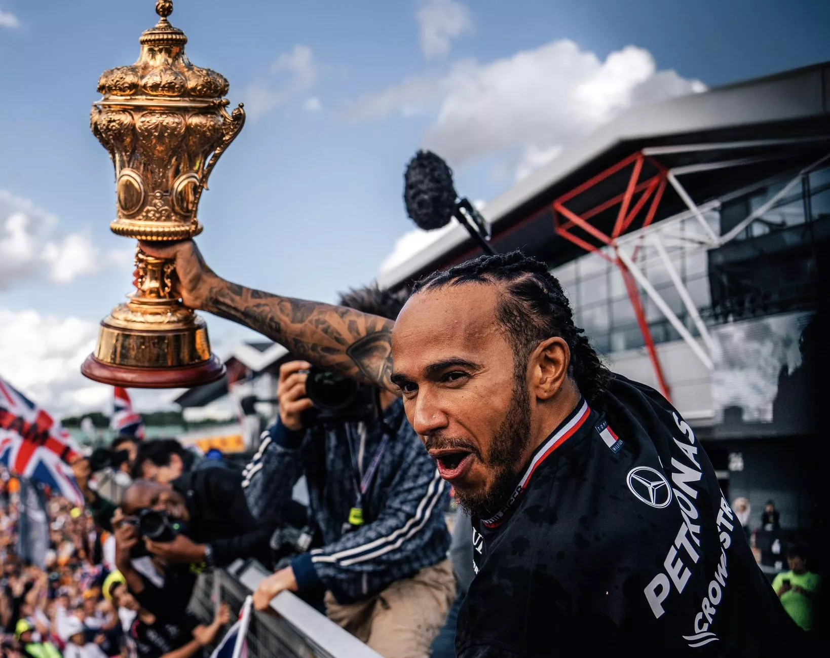 Hamilton celebra su triunfo en Silverstone / X MERCEDES