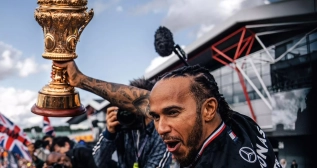 Hamilton celebra su triunfo en Silverstone / X MERCEDES Hamilton celebra su triunfo en Silverstone / X MERCEDES