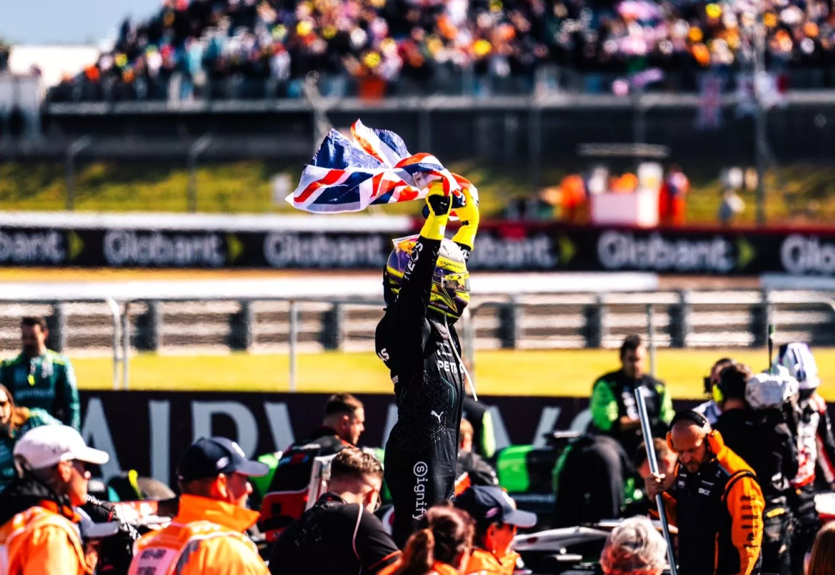 Hamilton tras ganar en el GP de Gran Bretaña en Silverstone / X HAMILTON