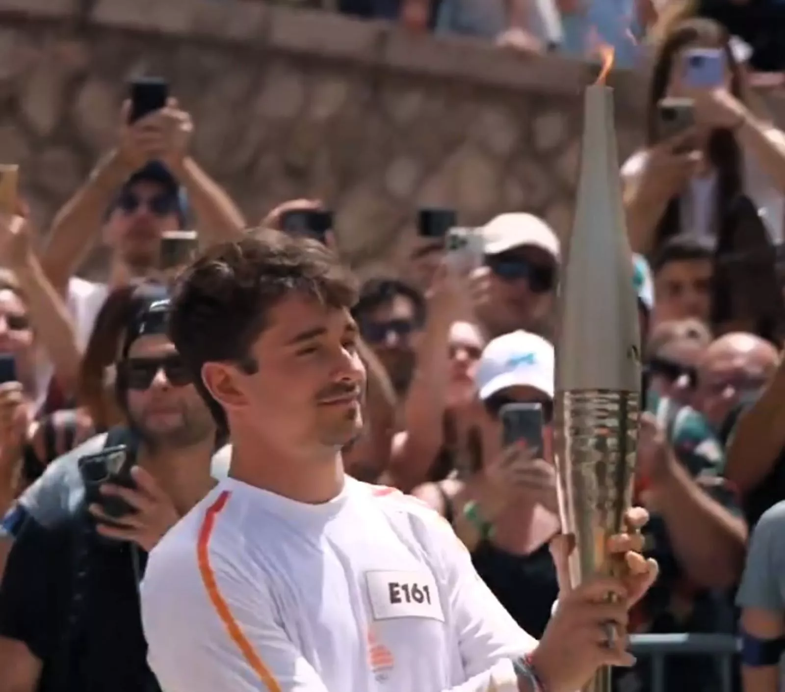 Charles Leclerc con la antorcha olímpica de París 2024