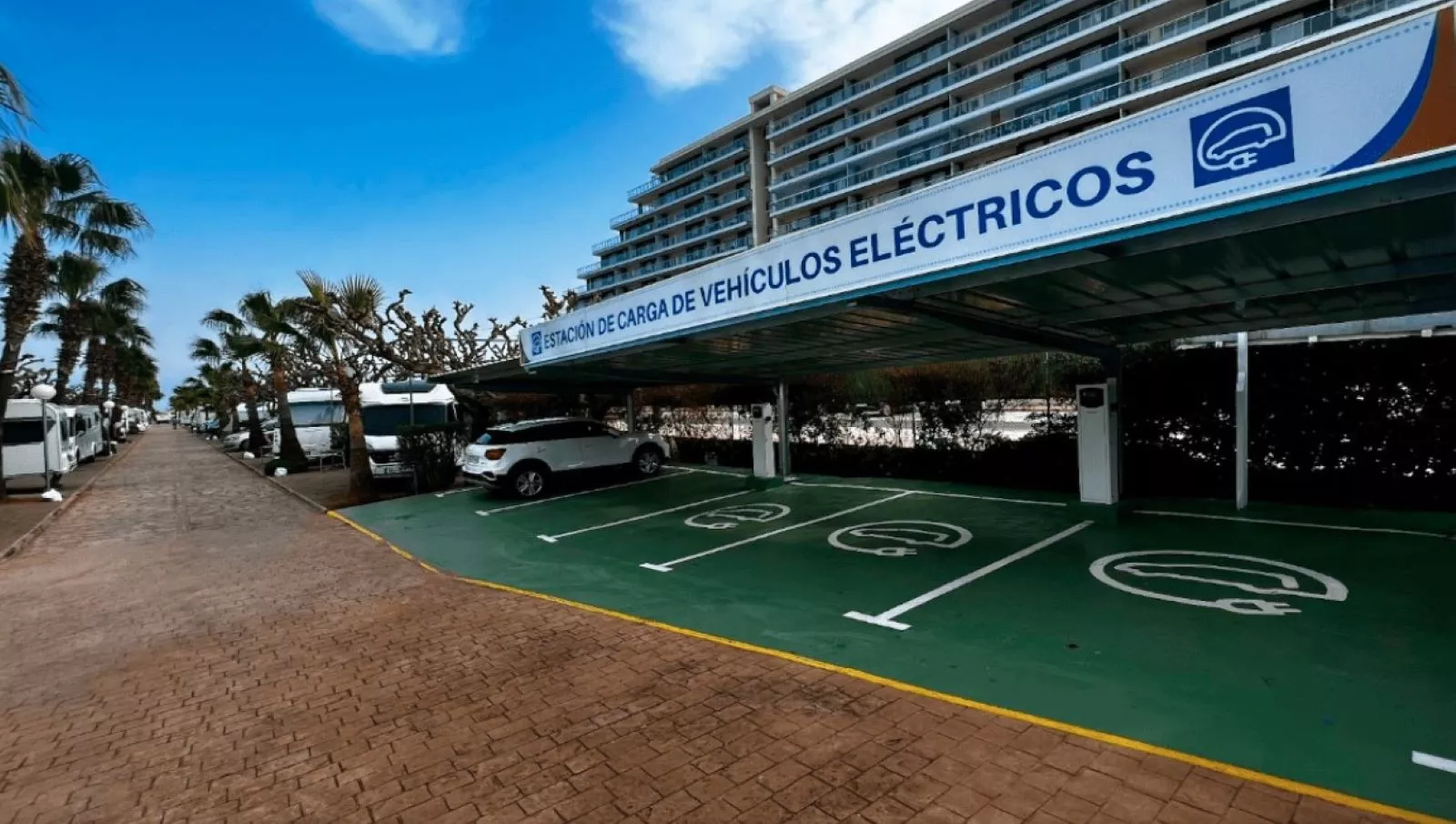 Puntos de carga de vehículos eléctricos junto a un cámping y un hotel / GURU CHARGE