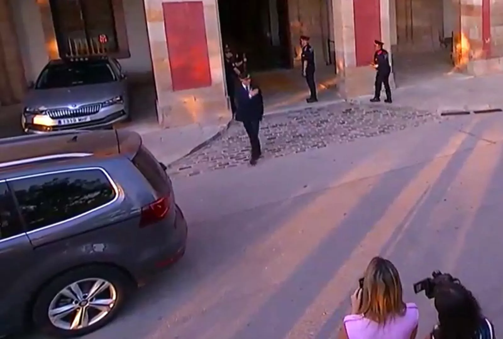 Salvador Illa junto al Seat Alhambra oficial / X PARLAMENT