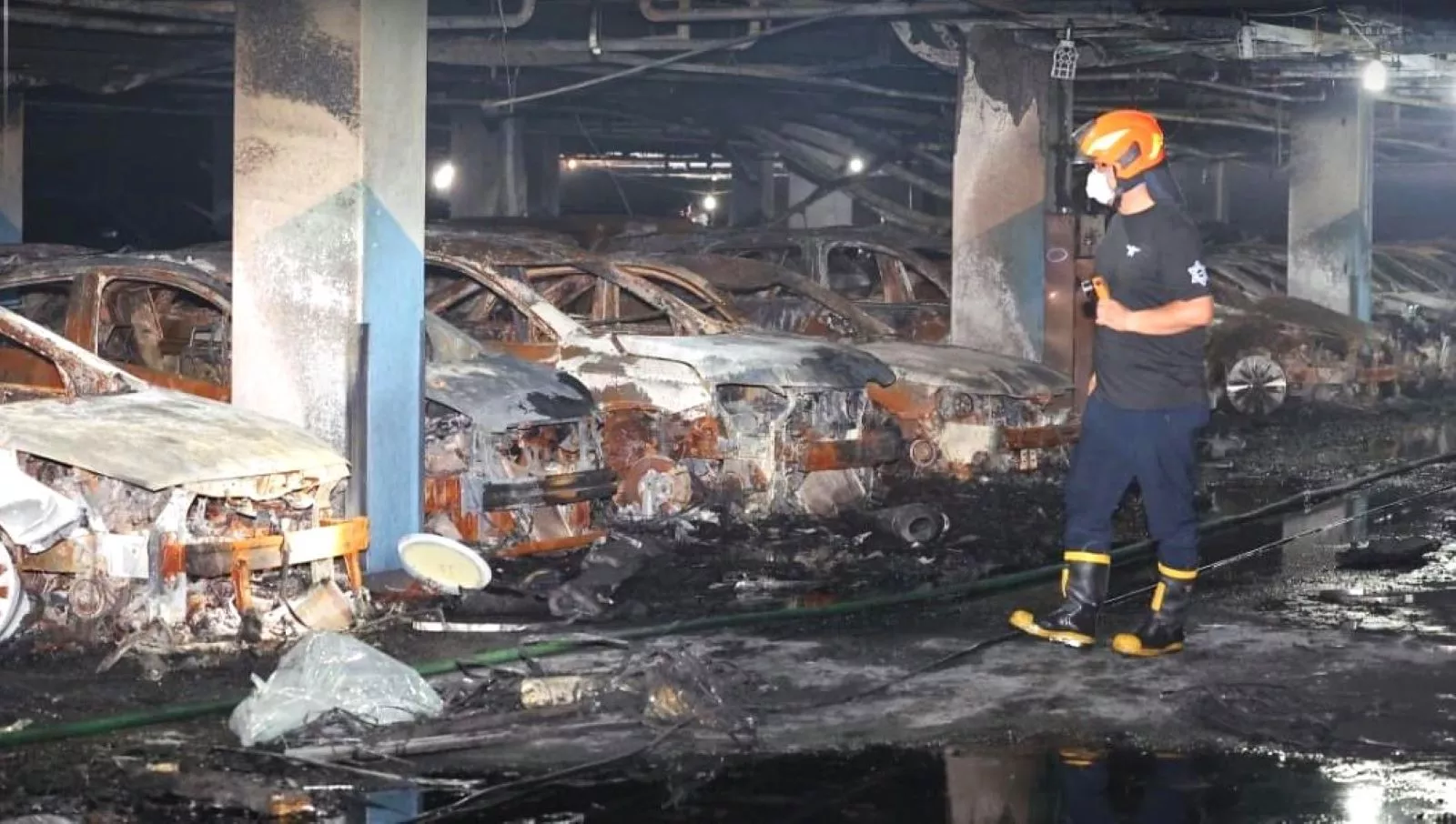 Coches calcinados en un incendio de un vehíoculo eléctrico en Corea