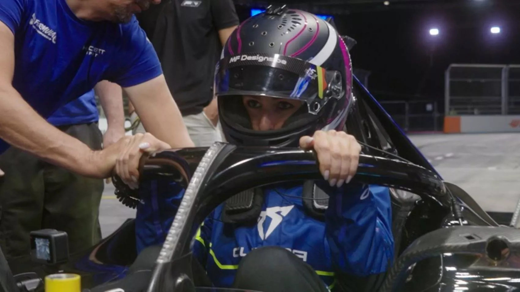 Olivia Van Dalen, Racing Host y parte del equipo CUPRA Sponsorships, en un monoplaza Gen 3 de Fórmula E / CUPRA