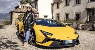 Ana Montenegro en la ruta con el Lamborghini Huaracán Ana Montenegro en la ruta con el Lamborghini Huaracán