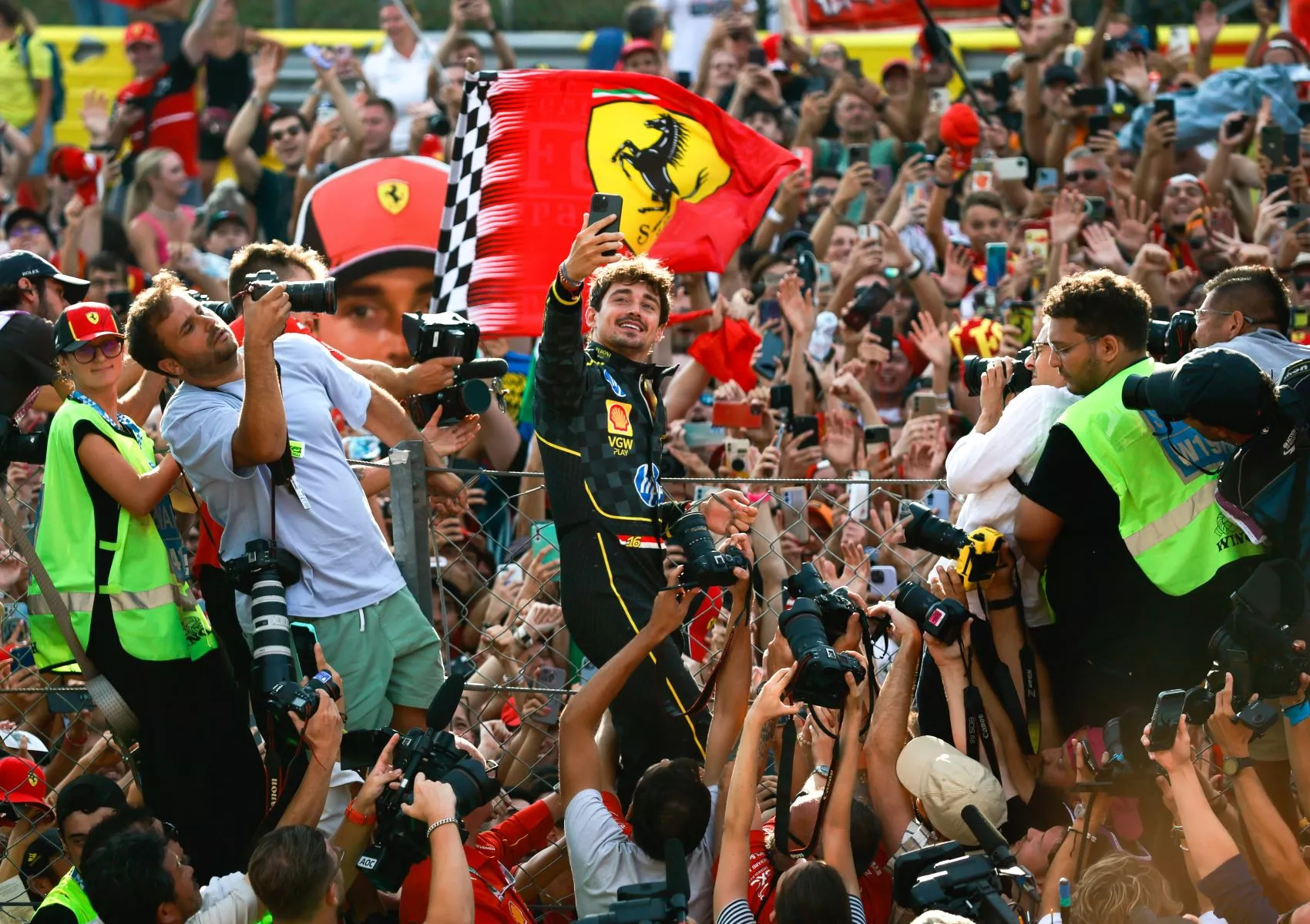 Leclerc celebra el triunfo en el GP de Italia de Monza / X FERRARI