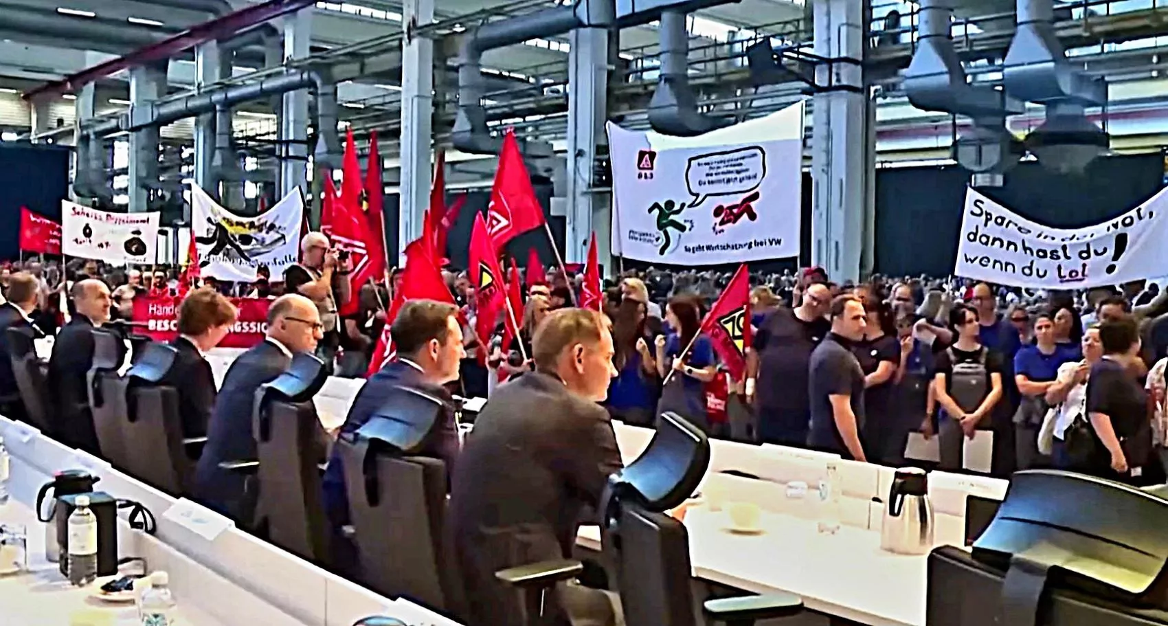 Protesta de trabajadores de Volkswagen frente a la dirección / VIDEO REUTERS