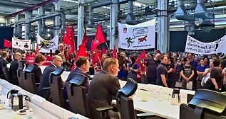 Protesta de trabajadores de Volkswagen frente a la dirección / VIDEO REUTERS Protesta de trabajadores de Volkswagen frente a la dirección / VIDEO REUTERS