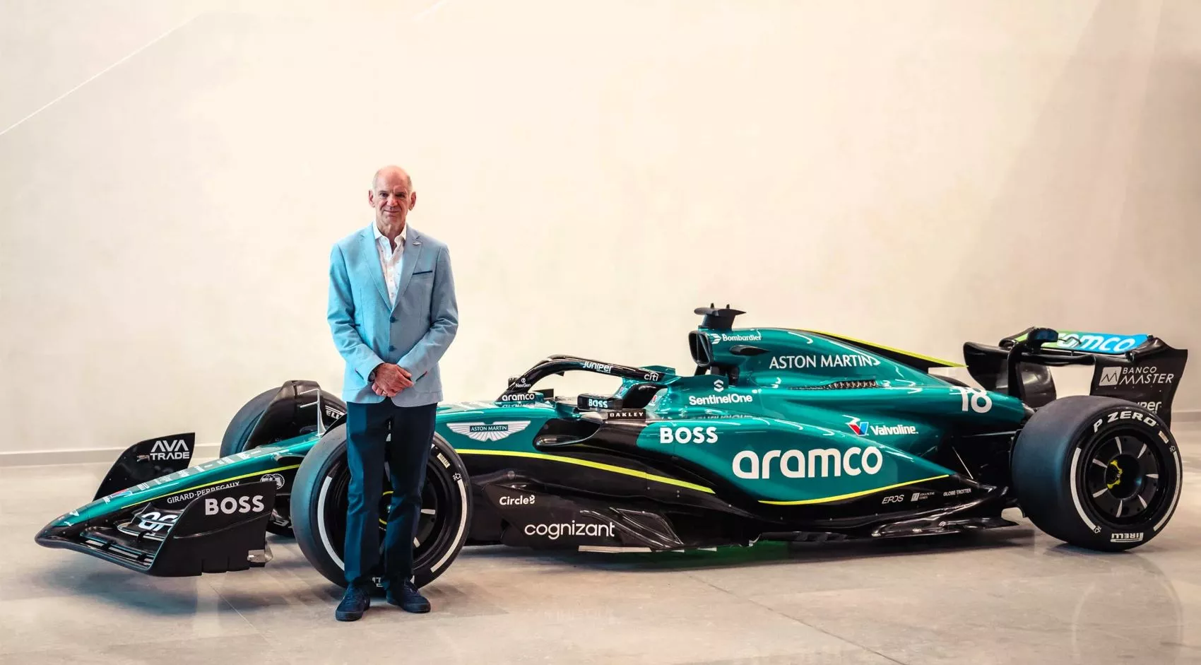 Adrian Newey junto a un monoplaza Aston Martin / AM