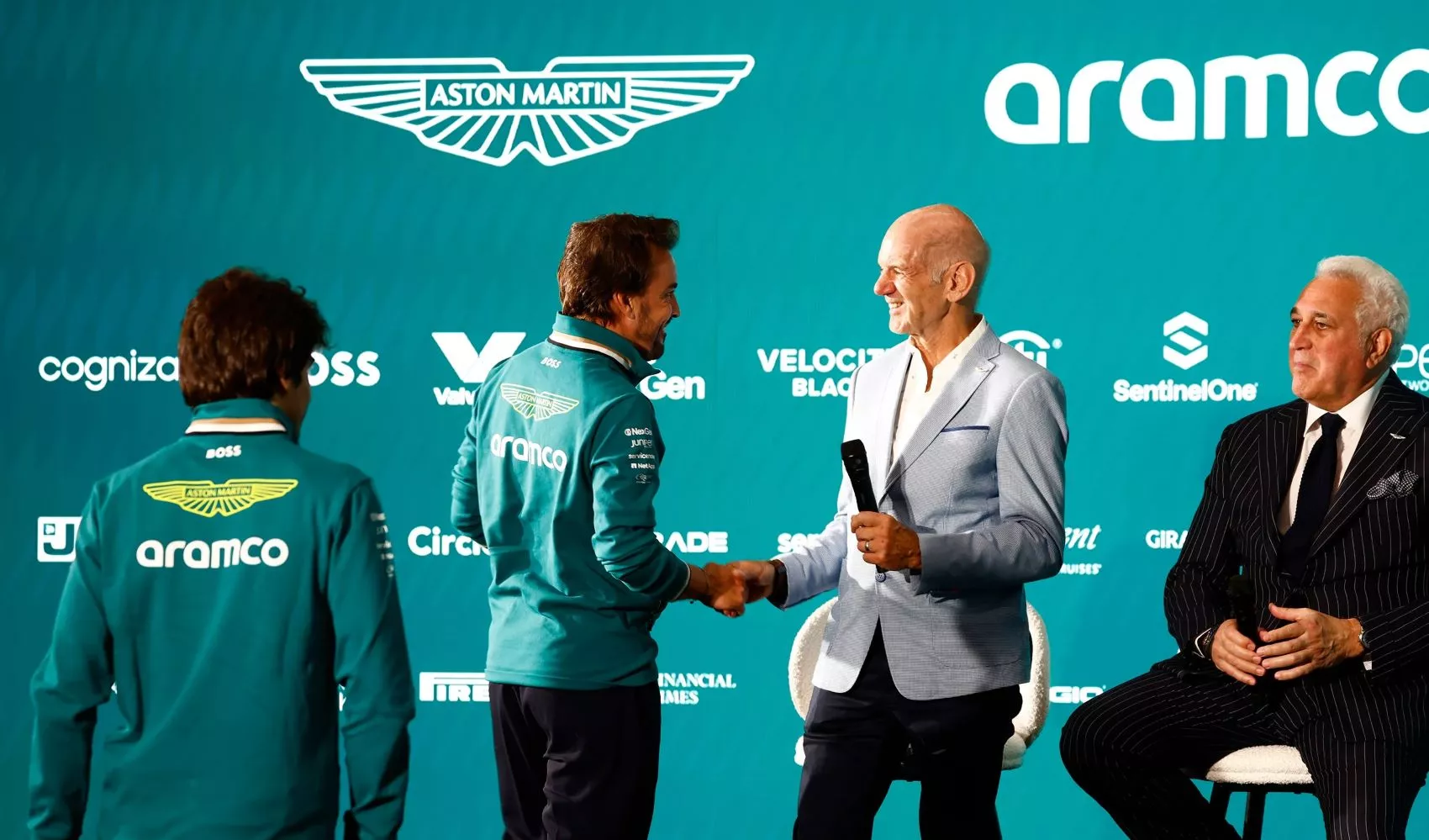 Fernando Alonso saluda a Adrian Newey / AM