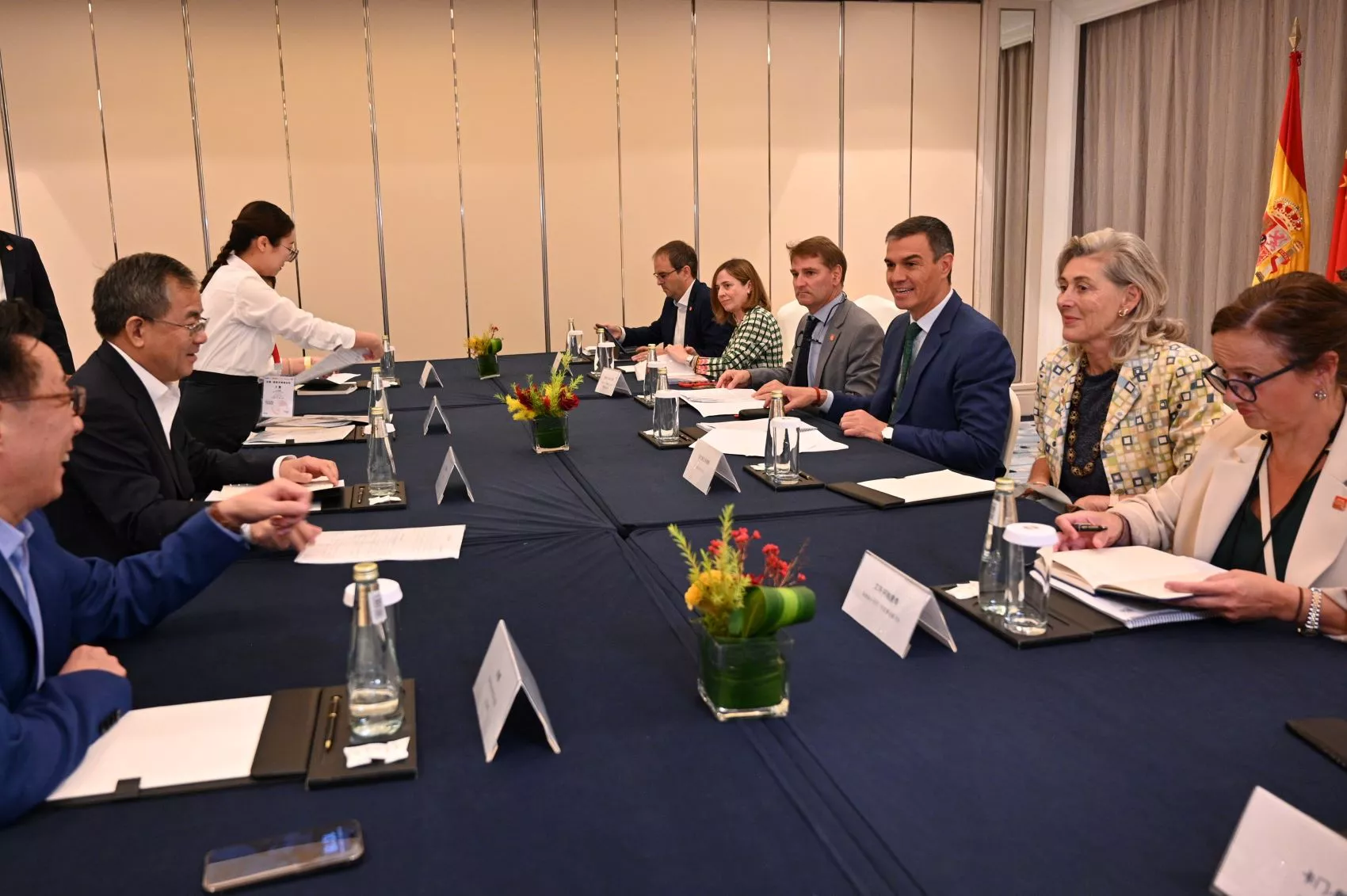 Pedro Sánchez en uno de los encuentros con fabricantes chinos / LA MONCLOA Pedro Sánchez en uno de los encuentros con fabricantes chinos / LA MONCLOA