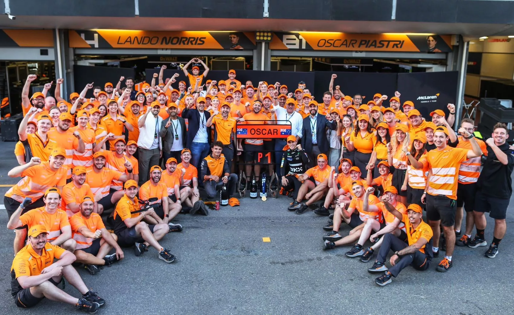 El equipo McLaren celebra el triunfo en Bakú / X MCLAREN
